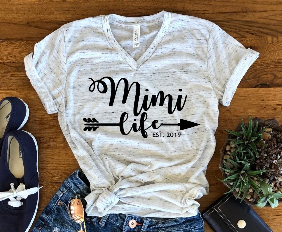 Mimi Life Grandma New Grandma Pregnancy Reveal Announcement Bella White Marble Unisex V Neck T-Shirt