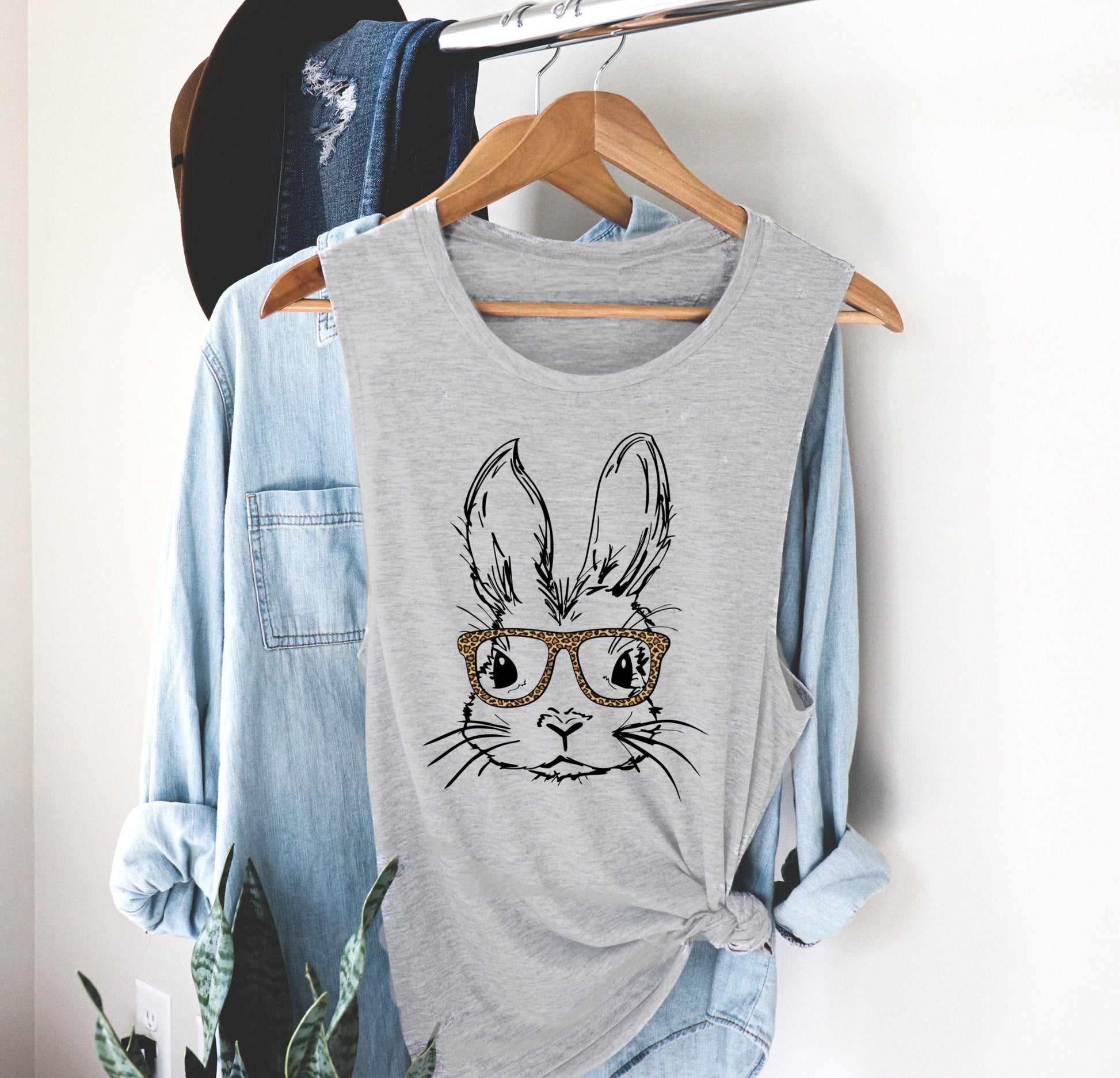 Bunny Rabbit With Leopard Print And Cute Glasses Novelty Women’s Flowy Racerback Tank Shirt
